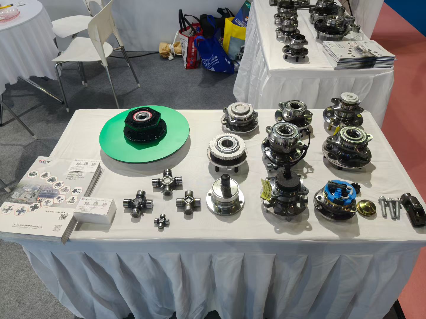 How can 02 dealers apply scale to make profits?